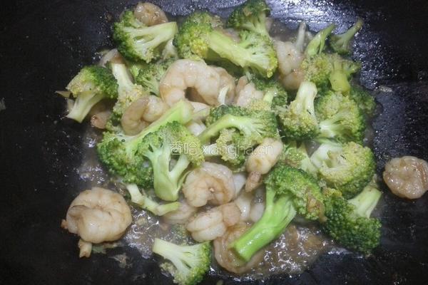 西兰花腰果炒虾仁的做法图解8