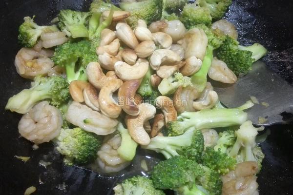 西兰花腰果炒虾仁的做法图解9