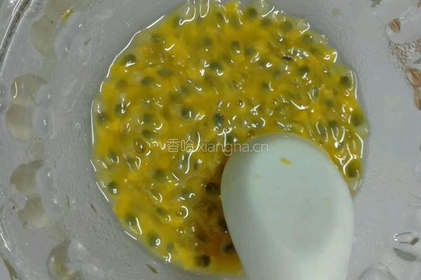 柠檬百香果汁的做法图解3