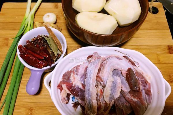 土豆烧牛肉的做法图解1