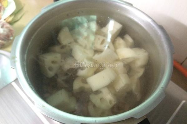 莲藕汤的做法图解5