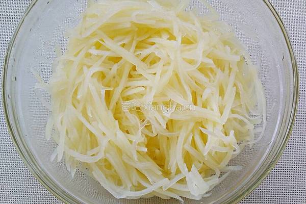 土豆丝拌香菜的做法图解3