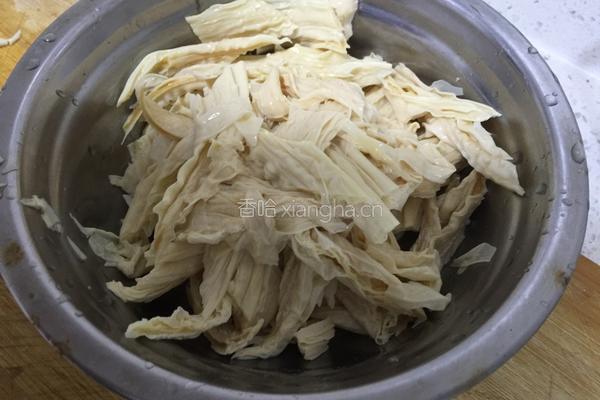 腐竹黄瓜清拌花生米的做法图解3