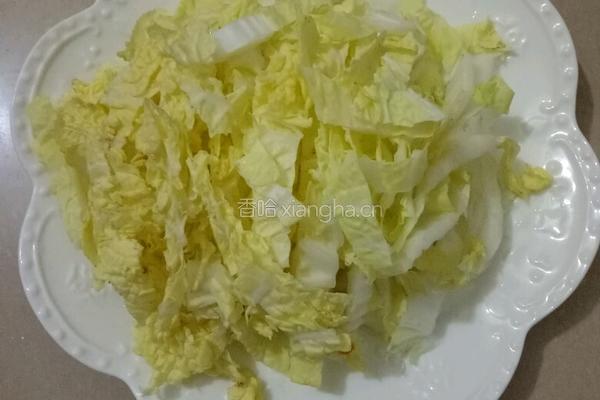 白菜肉丝炒年糕的做法图解2