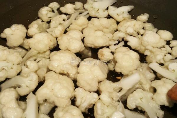 三椒菜花芹菜炒牛肉的做法图解1