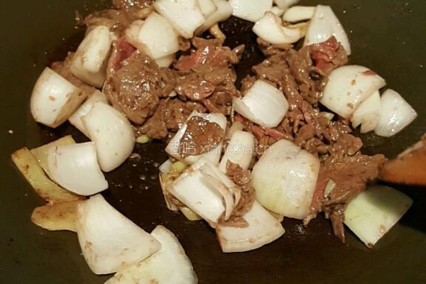 三椒菜花芹菜炒牛肉的做法图解3