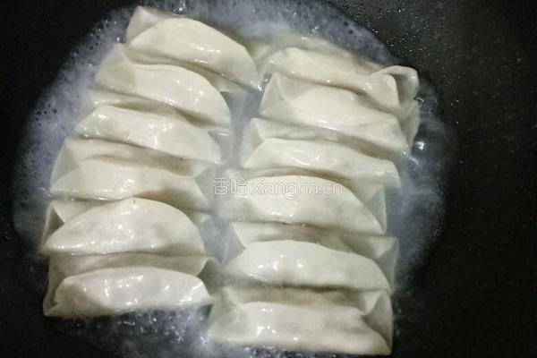 香芹猪肉锅贴的做法图解7