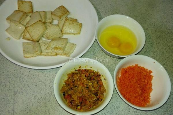 蟹黄豆腐煲的做法图解1