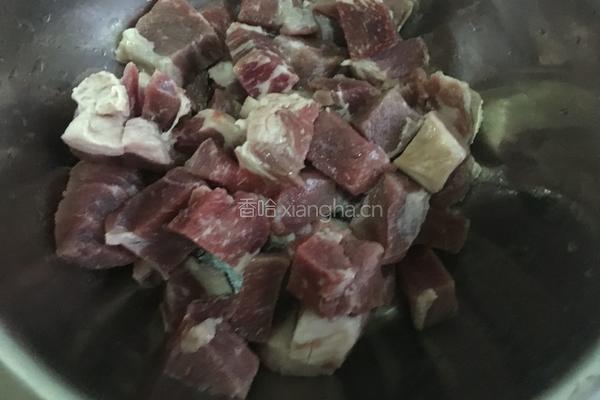 土豆炖牛腩的做法图解1