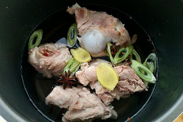 大骨头炖酸菜的做法图解3