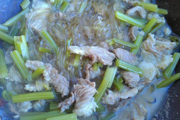 芹菜肉炖粉条的做法图解3
