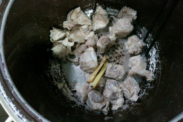 酸菜排骨的做法图解4