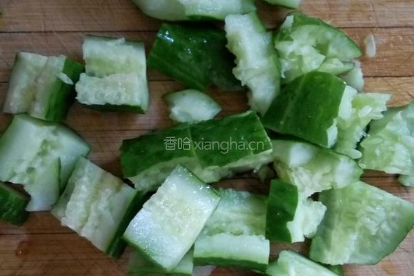 黄瓜拌油条的做法图解1