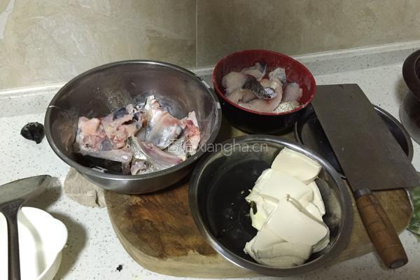 酸菜豆腐鱼的做法图解1