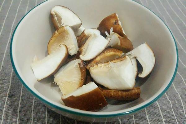 红枣枸杞香菇鸡汤的做法图解2