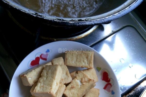 油豆腐炒辣椒的做法图解3