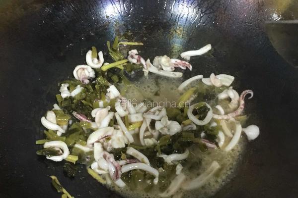 鱿鱼炒咸菜的做法图解4