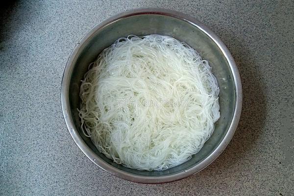 鸡蛋炒粉条的做法图解1