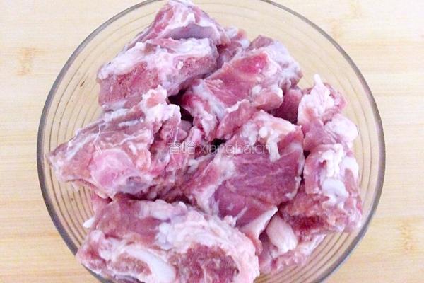 排骨炖土豆的做法图解1