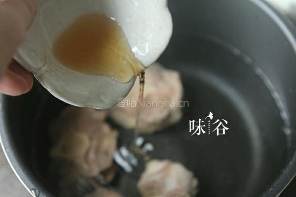 白萝卜牛尾汤的做法图解3