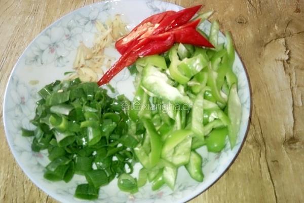鲜椒炒素鸡的做法图解1