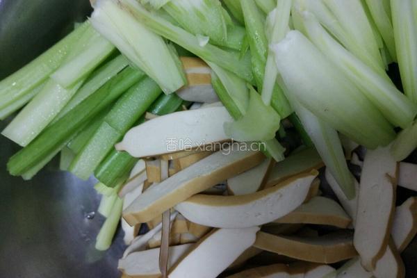 香干炒芹菜的做法图解2