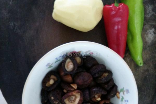 土豆烧香菇的做法图解1