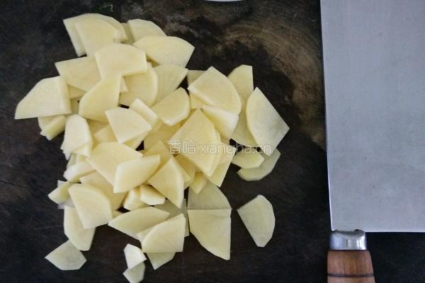 土豆烧香菇的做法图解2
