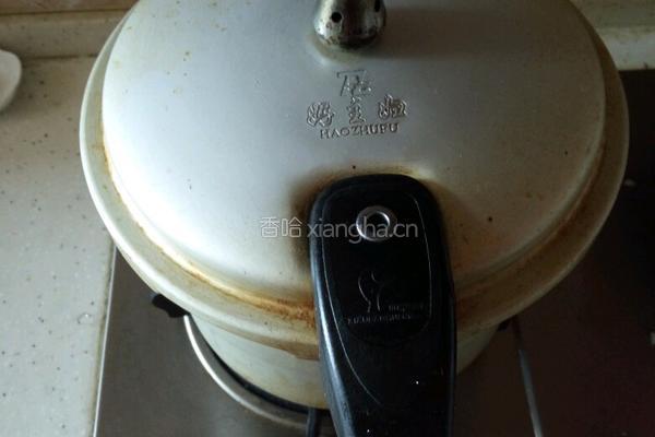 筒子骨萝卜汤的做法图解6