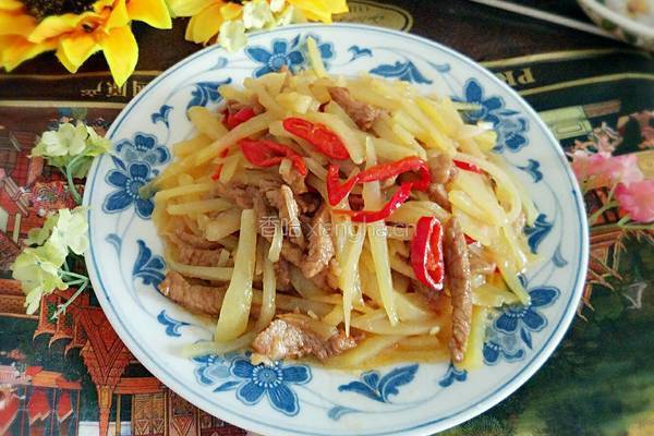 土豆炒猪肉的做法图解1