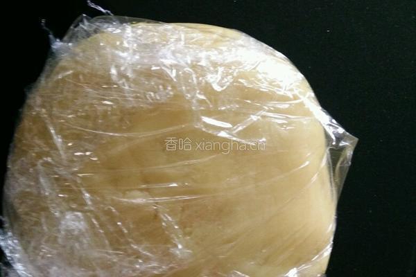 莲蓉蛋黄月饼的做法图解2