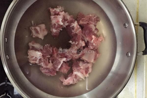 番茄土豆排骨汤的做法图解1