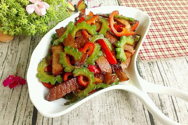 苦瓜炒腊肉的做法图解8