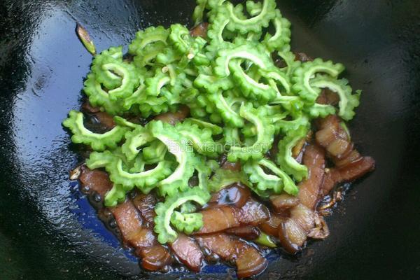 苦瓜炒腊肉的做法图解6