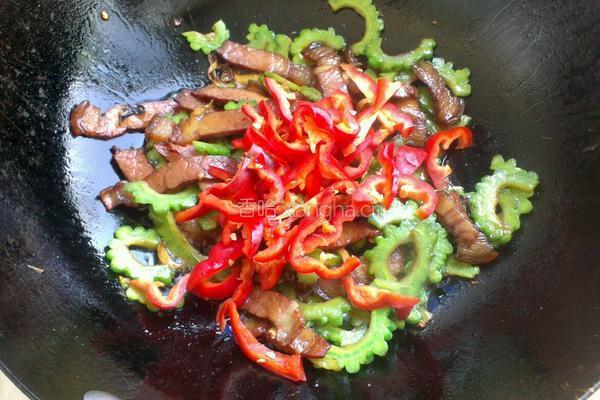 苦瓜炒腊肉的做法图解7