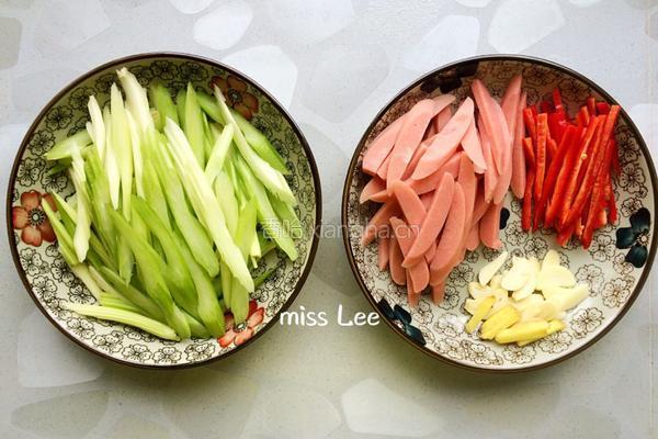 西芹炒火腿的做法图解3