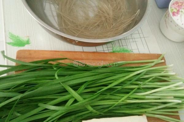 豆腐粉条韭菜包的做法图解2