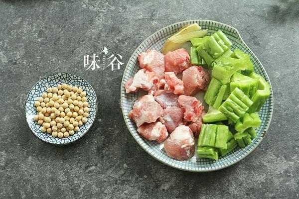 苦瓜排骨汤的做法图解1