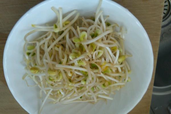 黄豆芽炒木耳的做法图解2