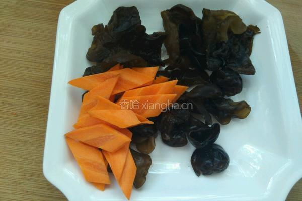 黄豆芽炒木耳的做法图解1