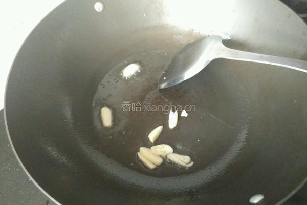 黄豆芽炒木耳的做法图解4