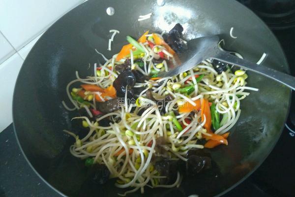 黄豆芽炒木耳的做法图解5