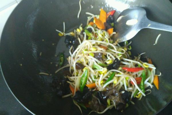黄豆芽炒木耳的做法图解6