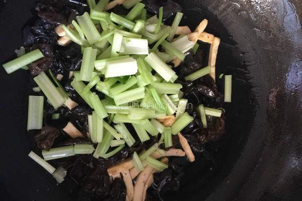 香芹木耳炒白干的做法图解5