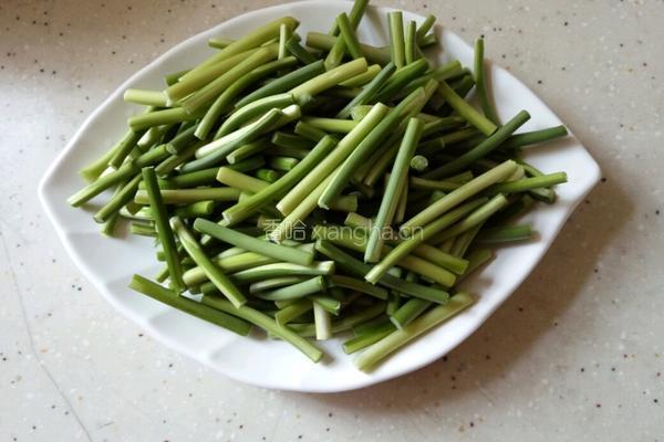 蒜心炒肉的做法图解1