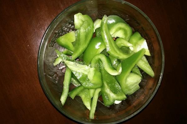 牛肉炒青椒西红柿的做法图解2