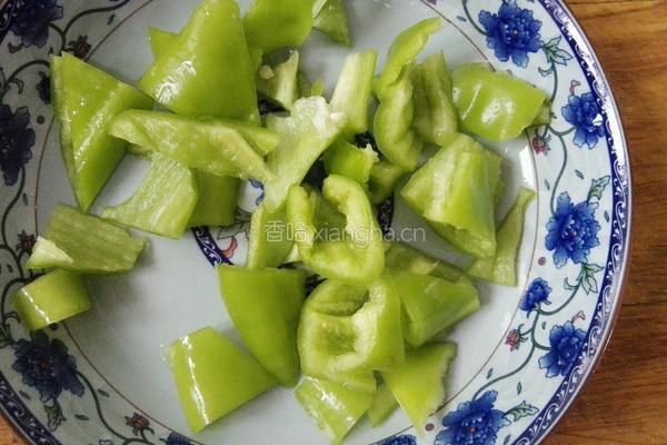 培根尖椒炒魔芋的做法图解2