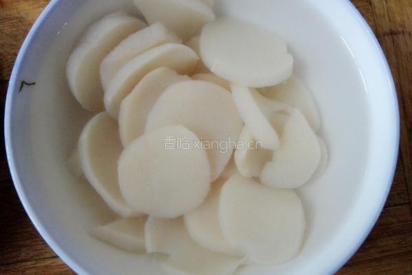 培根尖椒炒魔芋的做法图解3