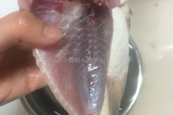 油炸小鲫鱼的做法图解1