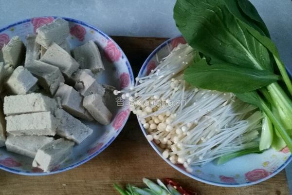 金针菇炖冻豆腐的做法图解1